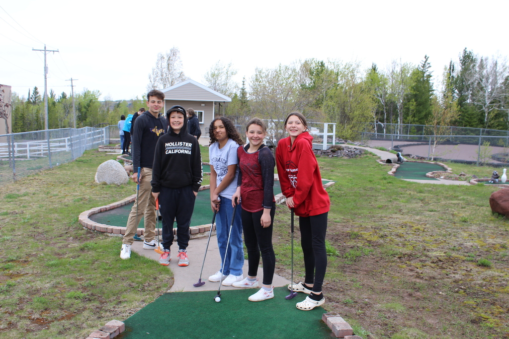 Students mini golfing